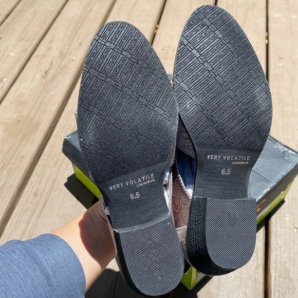 Very Volatile glossy silver floral cloth strap ankle booties size 6.5 - Picture 8 of 12